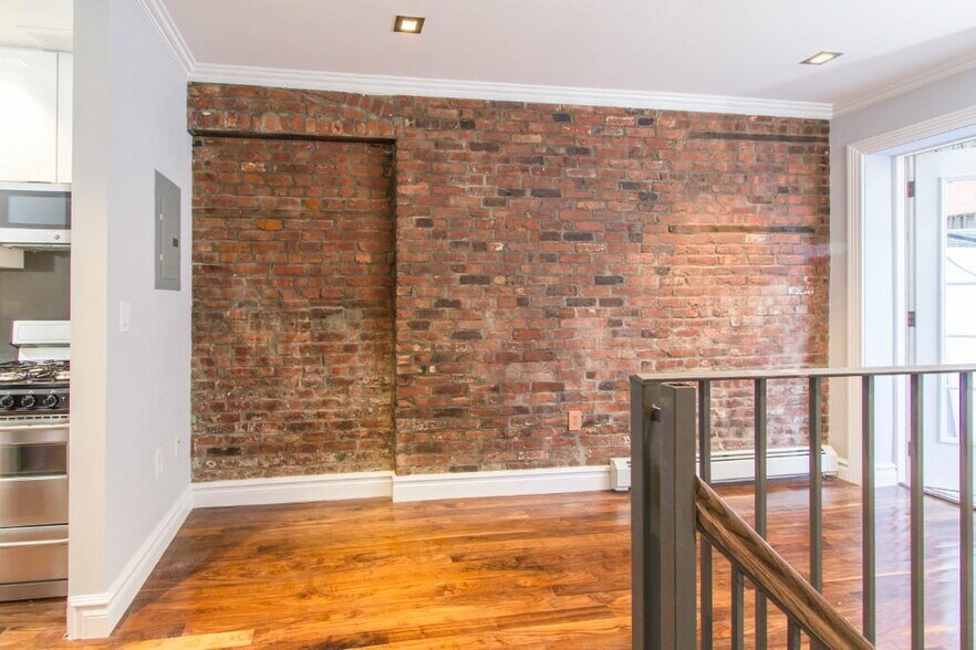 Primary Photo - 124 Ridge St