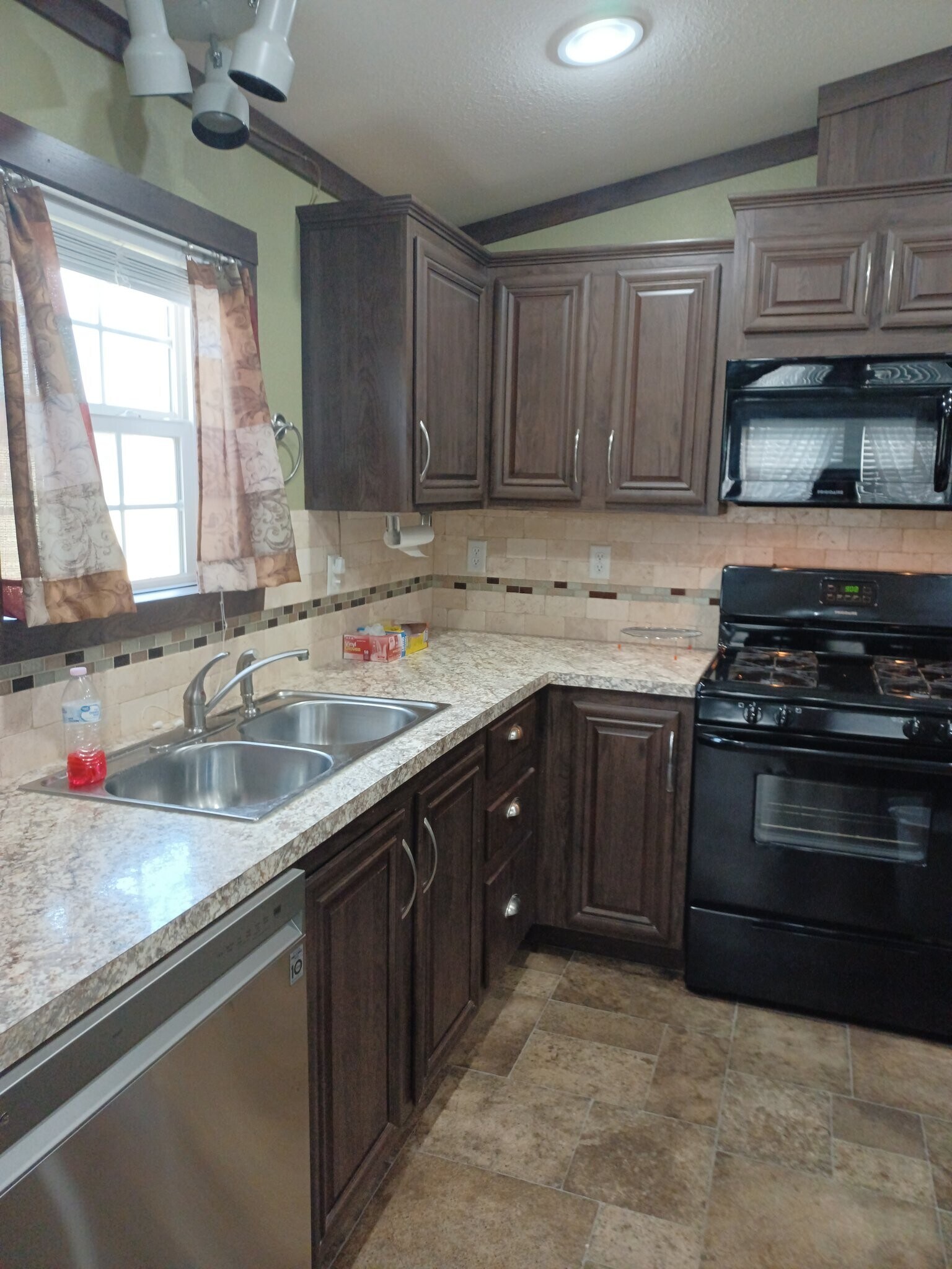 Building Photo - 745 Derrick Dr