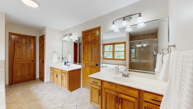 Building Photo - 7111 Saddle Oaks Dr