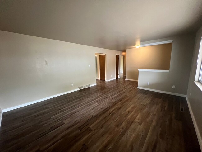 Building Photo - 3 bedroom 1.5 Bathroom Duplex Available Now!