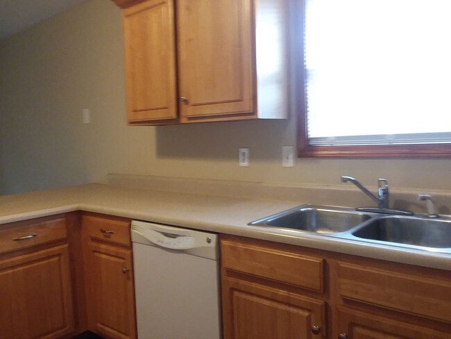 Building Photo - 4 Bed 3 Bath house for rent!!