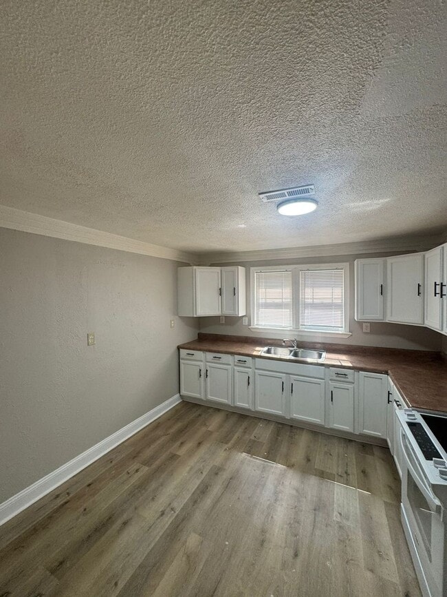 Building Photo - Newly Renovated 2 Bedroom, 1 Bathroom Home...