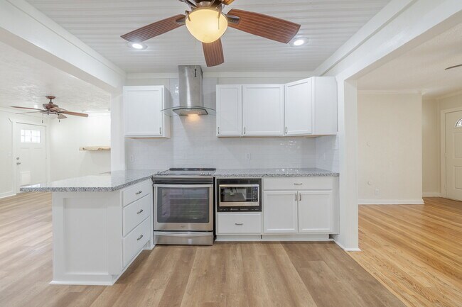 Building Photo - Beautiful Tech Terrace Home! Full of Chara...