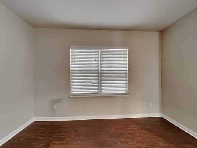 Building Photo - 4 bed 2.5 bath in Plainfield!