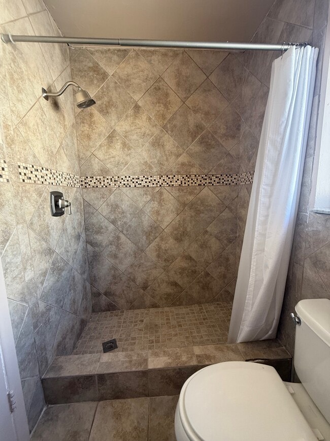 Building Photo - 1000 SE 7th Ave