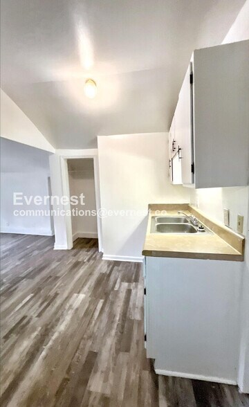 Building Photo - 413 N Moore Rd