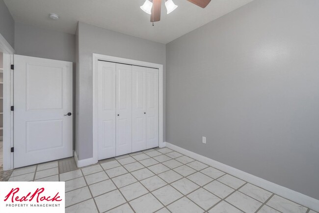 Building Photo - Lovely 2 Bedroom Condo. Pet Friendly!