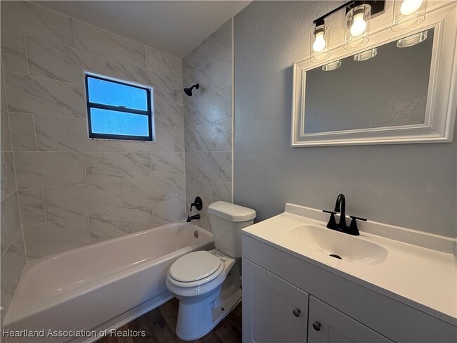 Building Photo - 523 Las Palmas Cir