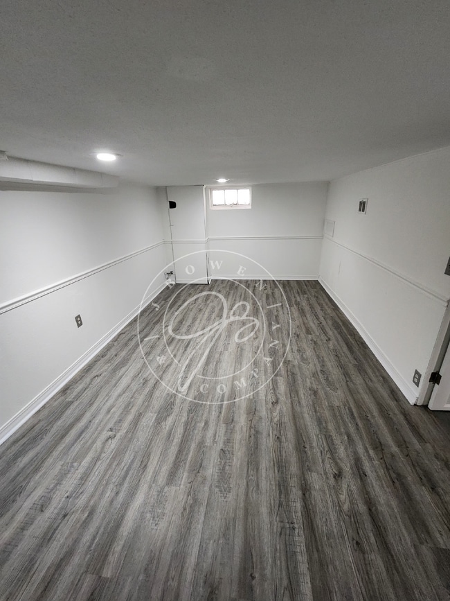 Building Photo - 2 bedroom with bonus partially finished basement in West Toledo