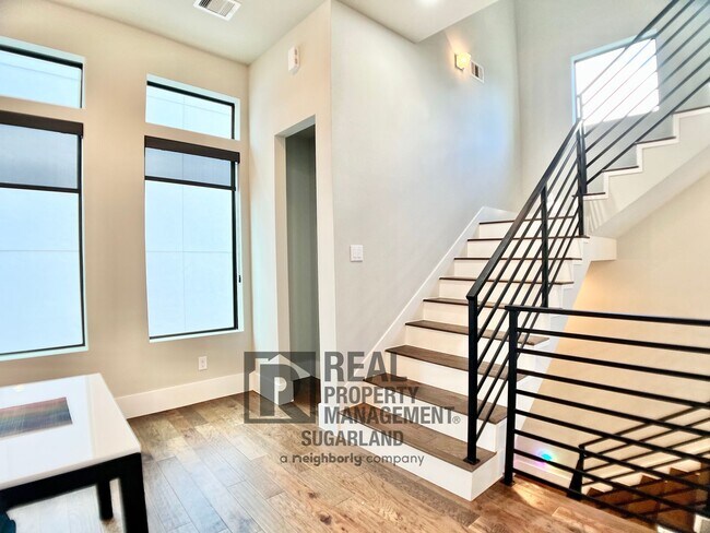 Building Photo - Luxurious Three Story Townhome!