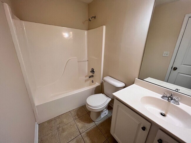 Building Photo - 4 Bedroom House in The Retreat  1/2 OFF SE...