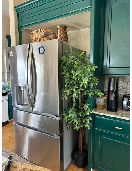 Shared kitchen space - 1129 Brown Ave