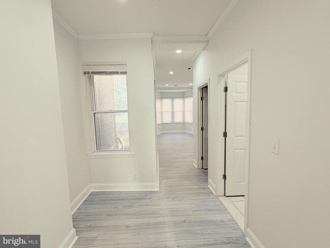 Building Photo - 714 Dolphin St