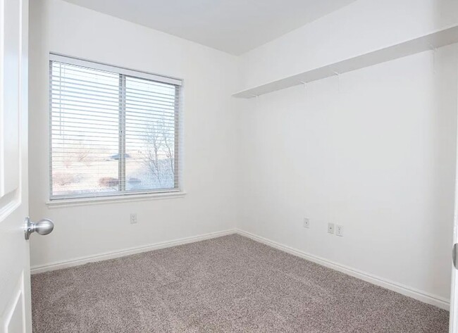 Building Photo - Wonderful Sandy Condo Near Hale Center The...