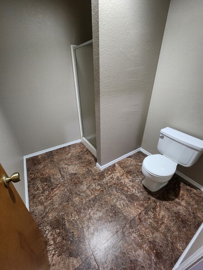 Building Photo - 3 bed 2 bath townhome, 1 car garage and 1 carport