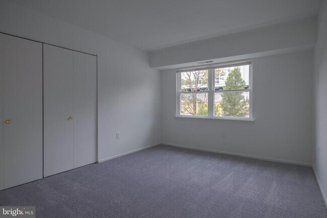 Building Photo - 5937 Quantrell Ave