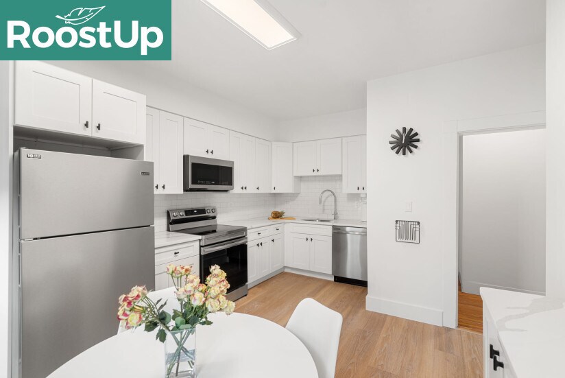 Building Photo - Furnished Bedroom with Private Ensuite Bat...