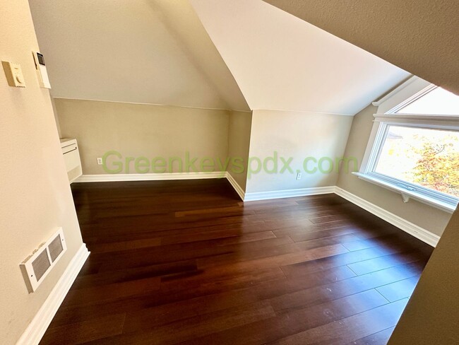 Building Photo - Gorgeous 1 Bedroom 1 Bath Top Floor Unit i...