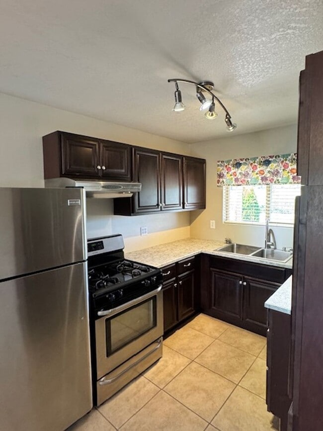 Building Photo - PRIVATE, COUNTRY LIKE SETTING IS A 2 BEDRO...