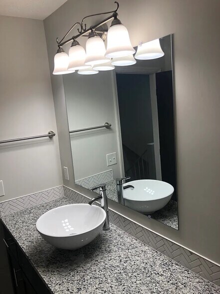 Building Photo - Room in Townhome on Pine Tree Trail