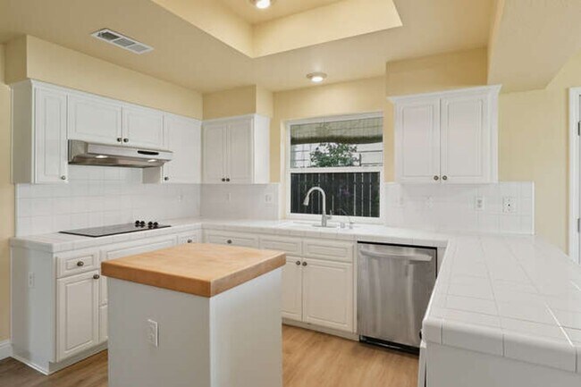 Building Photo - Spacious 5-Bedroom Home with Pool in NE Fr...