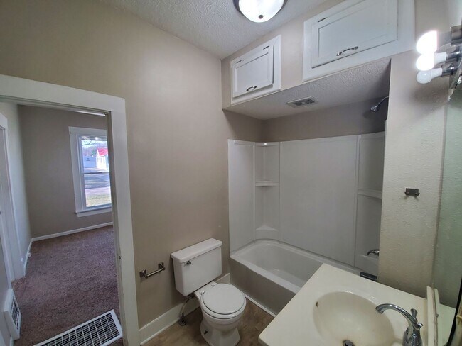 Building Photo - 2 bedroom, 1 bathroom rental home!