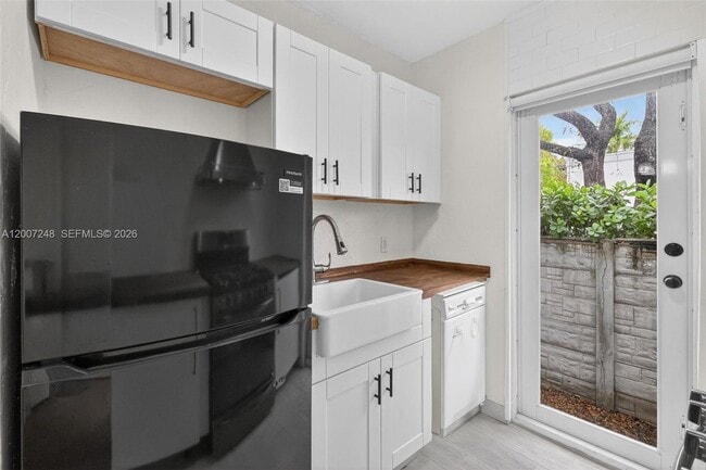 Building Photo - 428 Collins Ave