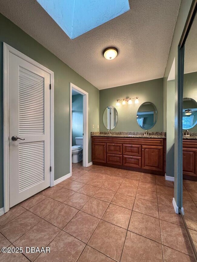 Building Photo - 653 Pelican Bay Dr