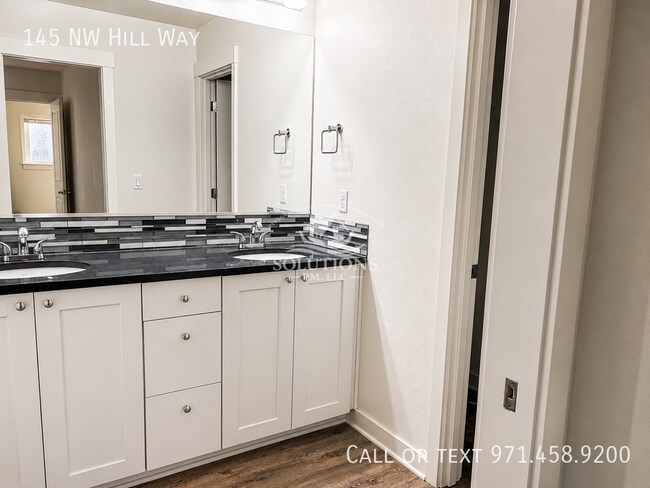 Building Photo - 145 NW Hill Way