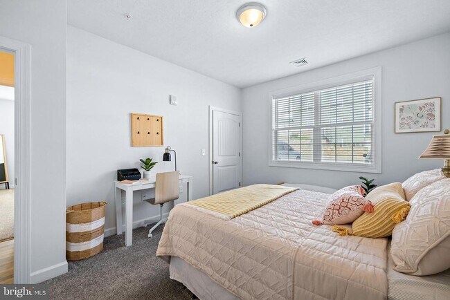 Building Photo - 2950 Ashwood Cir