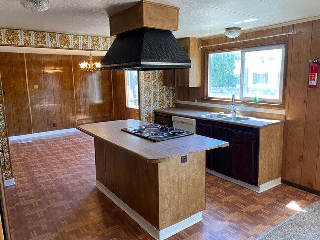 Building Photo - Large 3 bed 2 bath with fenced back yard
