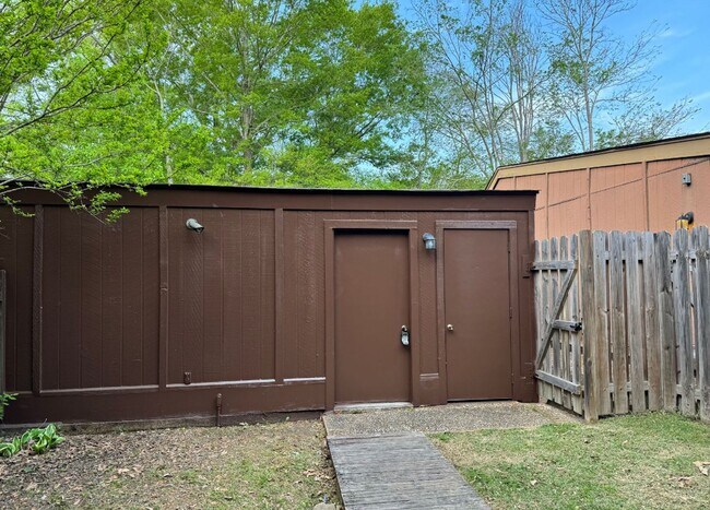 Building Photo - Fully furnished townhome for rent