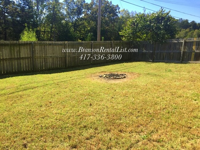 Building Photo - Large 5 Bedroom with lawn care and a community pool