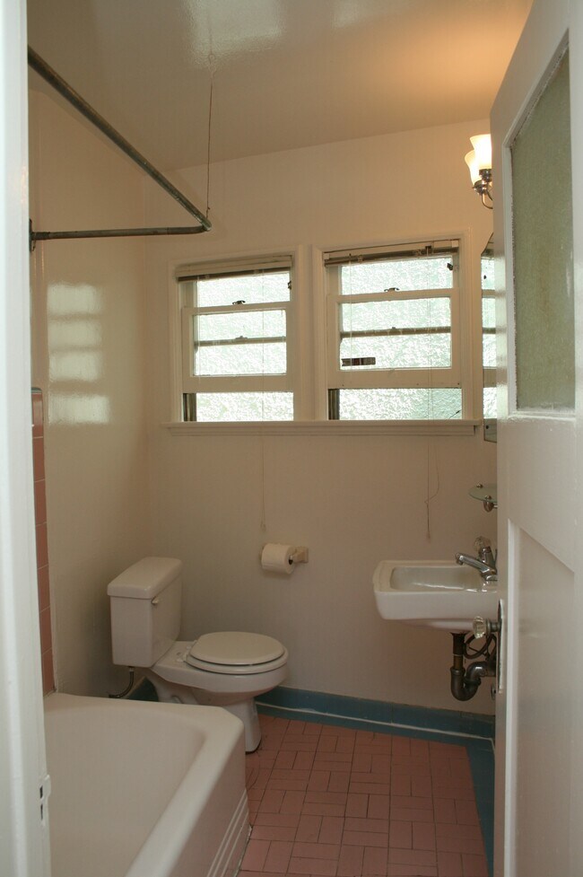 Building Photo - 870 N Occidental Blvd