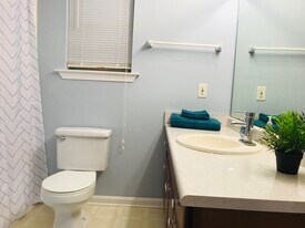 Building Photo - 117 Towne Park Dr W