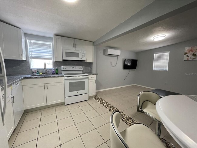 Building Photo - 1601 Palm Way