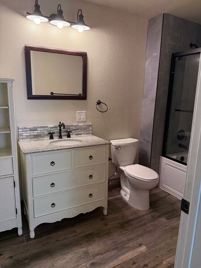 Building Photo - Recently Remodeled Home in Charming Neighborhood