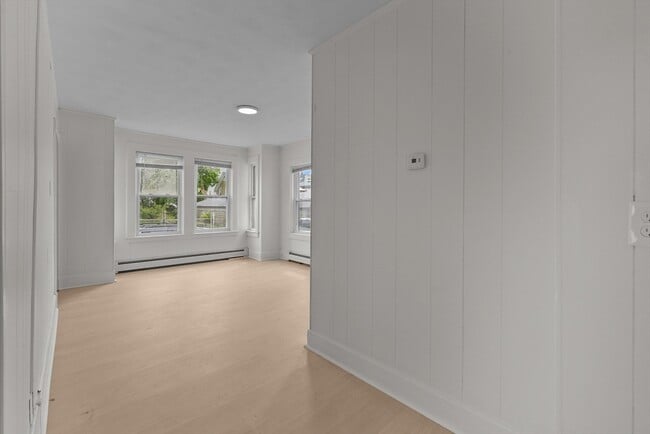 Building Photo - 6 Coffin Ave Ct