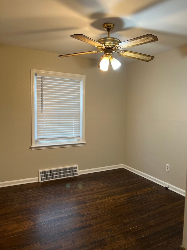 Building Photo - 3 bed 1 bath bungalow with garage and base...