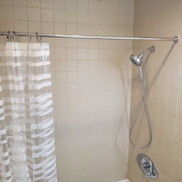 Full Bath - 301 N Francisca Ave