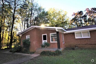 Building Photo - Move In Special!! 1/2 Off First Month's Re...