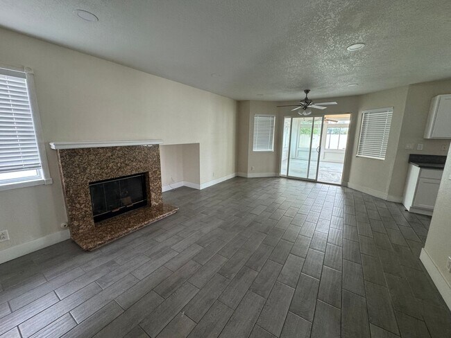 Building Photo - Beautiful 4 bedroom Home in Perris!