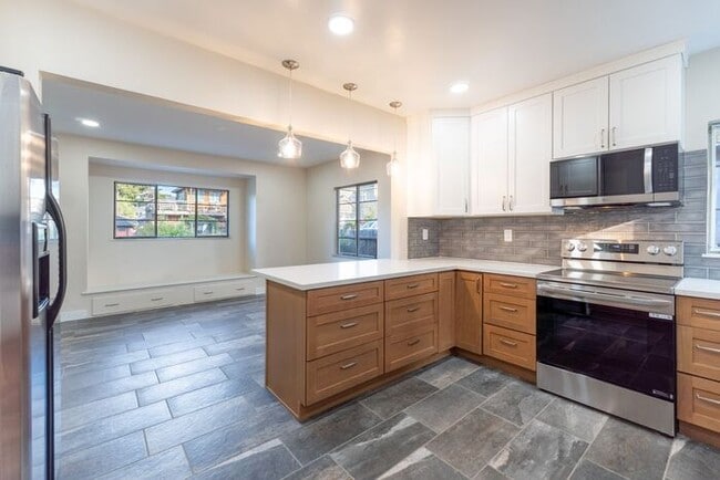 Building Photo - Thoughtfully Updated 2 bedroom Home in Pacific Grove