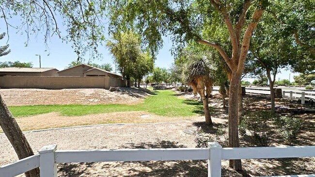 Building Photo - 512 E Rainbow Dr