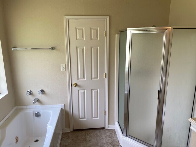 Building Photo - 3 Bed 2 Bath - close to city trail