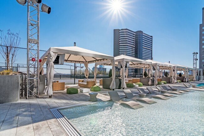 Building Photo - 515 Church St