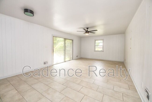 Building Photo - 9 Castlewood Dr