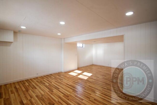 Building Photo - Spacious 3Bed/ 1Bath Home