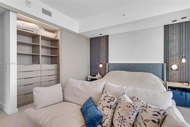 Building Photo - 18975 Collins Ave