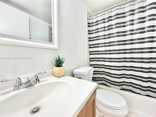 Building Photo - 351 Palm Way